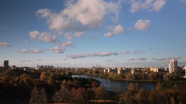 Політ Над Осіннім Парком Парк Березі Великого Озера Горизонті Блакитне — стокове відео