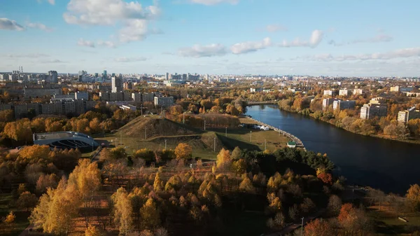 Flug Über Den Herbstpark Park Ufer Eines Großen Sees Horizont — Stockfoto