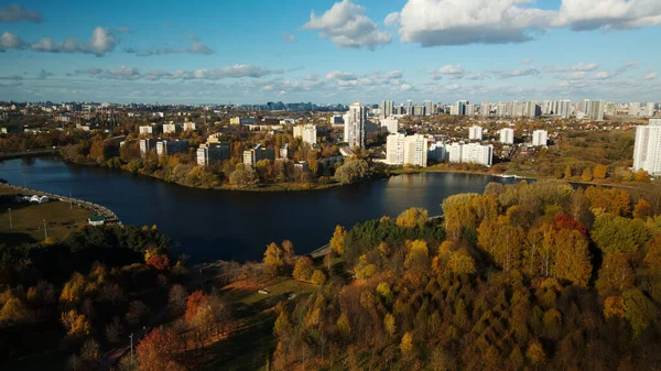 Flug Über Den Herbstpark Park Ufer Eines Großen Sees Horizont — Stockfoto