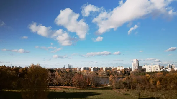 Flyg Över Höstparken Vid Horisonten Finns Ett Stadshus Träd Med — Stockfoto