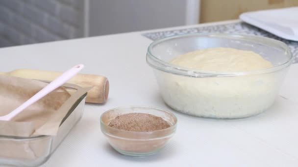 Pasta Cannella Fare Cinabri Contenitore Vetro Cottura Tavolo Bianco Zoomare — Video Stock