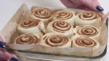 Cam bir kabın içinde tarçınlı kek pişirme filetosu. Kadın hamurun nasıl ortaya çıktığını gösteriyor. Yakın çekim..