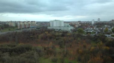 Şehir gelişimi. Yakınlarda bir orman parkı var. Bulutlu havada çekilmiş. Gökyüzü çok bulutlu. Hava fotoğrafçılığı.