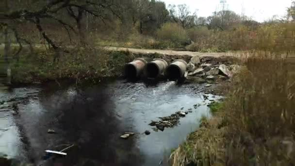 Betoncsövek Vízfolyások Folynak Betoncsöveken Szennyezett Víz Parkban Lövöldözés Drónról Légi — Stock videók