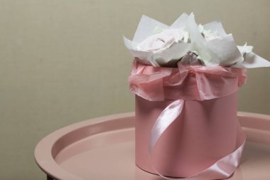 Şapka kutusunda Zephyr gülleri. Gül ve lale şeklinde şekerlemeler. Yakın çekim..