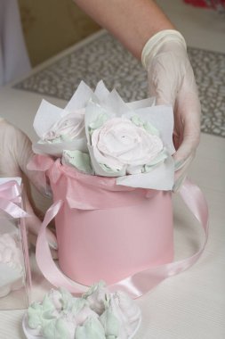 Şapka kutusunda Zephyr gülleri. Gül ve lale şeklinde şekerlemeler. Yakın çekim..