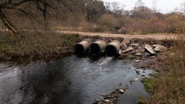 Beton atık boruları. Su akıntıları beton borulardan akar. Parktaki kirli su kütlesi. İHA 'dan ateş ediliyor. Hava fotoğrafçılığı.