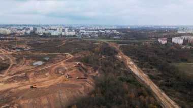Şehir merkezindeki boş bir arazide inşaat alanı. Bulutlu havada çekilmiş. Hava fotoğrafçılığı.