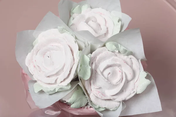 Zephyr Roses Hat Box Marshmallow Form Roses Tulips Close Shot — Stock Photo, Image