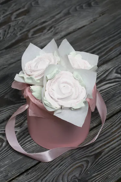 Zephyr Roses Hat Box Marshmallow Form Roses Tulips Close Shot — Stock Photo, Image