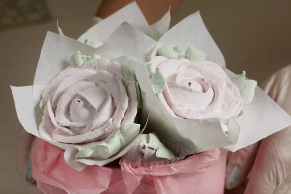Zephyr Rosas Uma Caixa Chapéu Marshmallow Forma Rosas Tulipas Imagem — Fotografia de Stock