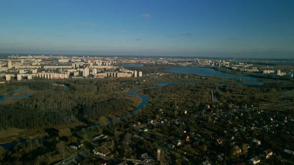 Город Осенний Парк Рекой Летает Пригороде Горизонте Находятся Высотные Здания — стоковое фото