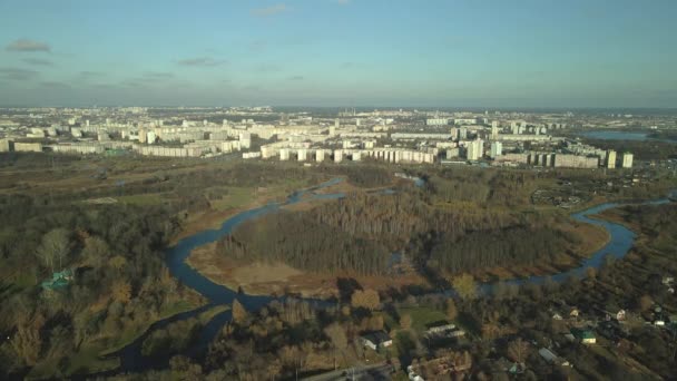 城市秋季公园有河 在郊区飞行 地平线上是高楼大厦 空中摄影 — 图库视频影像