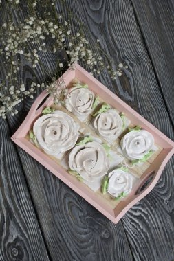 Ev yapımı marşmelov. Zephyr gülleri. Şekerleme gülleri. Tepside yatıyor. Yakın çekim..