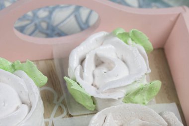 Ev yapımı marşmelov. Zephyr gülleri. Şekerleme gülleri. Yakın çekim..