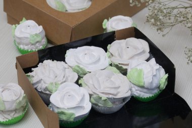 Hediye olarak el yapımı şekerlemeler. Gül şeklinde Zephyr. Yakın çekim..