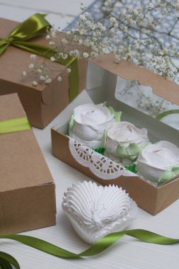 Hediye olarak el yapımı şekerlemeler. Gül şeklinde Zephyr. Yakın çekim..