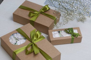 Hediye olarak el yapımı şekerlemeler. Gül şeklinde Zephyr. Yakın çekim..