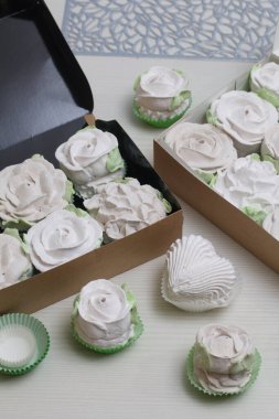 Hediye olarak el yapımı şekerlemeler. Gül şeklinde Zephyr. Yakın çekim..