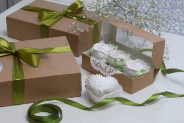 Hediye olarak el yapımı şekerlemeler. Gül şeklinde Zephyr. Yakın çekim..