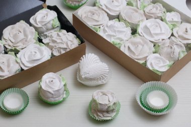 Hediye olarak el yapımı şekerlemeler. Gül şeklinde Zephyr. Yakın çekim..