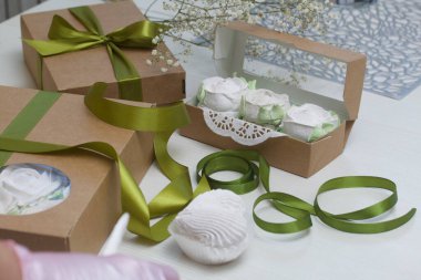 Hediye olarak el yapımı şekerlemeler. Gül şeklinde Zephyr. Yakın çekim..