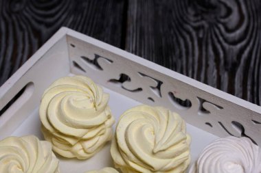 Limon ve zencefilli ev yapımı sarı marşmelov. Siyah çam ağacından bir arka planda.