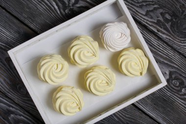 Limon ve zencefilli ev yapımı sarı marşmelov. Siyah çam ağacından bir arka planda.