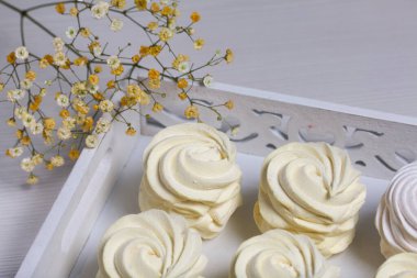 Limon ve zencefilli ev yapımı sarı marşmelov. Yakınlarda bir çigila dalı var. Yakın çekim..