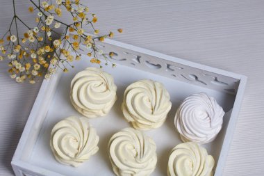 Limon ve zencefilli ev yapımı sarı marşmelov. Yakınlarda bir çigila dalı var. Yakın çekim..