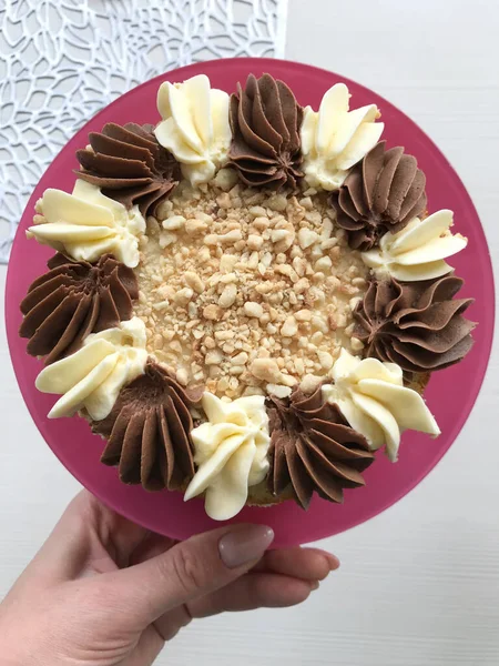 Une Femme Tient Plat Avec Gâteau Fait Maison Dans Ses — Photo