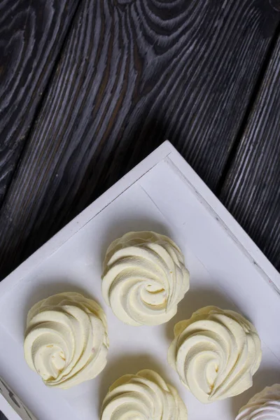 Marshmallow Giallo Fatto Casa Con Limone Zenzero Sullo Sfondo Tavole — Foto Stock