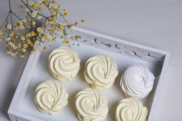 Limon ve zencefilli ev yapımı sarı marşmelov. Yakınlarda bir çigila dalı var. Yakın çekim..