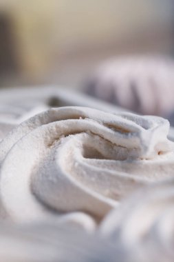 Tepside ev yapımı marşmelov. Pudra şekerli Zephyr, sıra sıra yatıyor. Yakın planda fotoğraflandı..