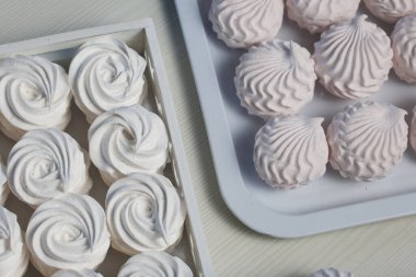 Tepside ev yapımı marşmelov. Pudra şekerli Zephyr, sıralarda yatıyor..