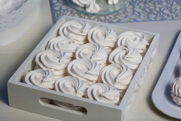 Domácí Marshmallow Podnose Zephyr Práškovém Cukru Ležící Řadách — Stock fotografie