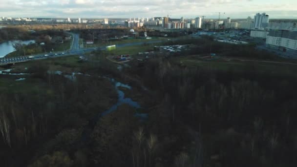 飞越秋天的公园 地平线上有蓝天和城市的房屋 公园的河流清晰可见 空中摄影 — 图库视频影像