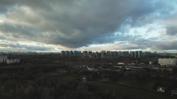 飞越城市街区 多层建筑物和建筑工地 空中摄影 — 图库视频影像