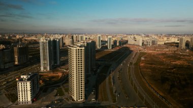 İnşaat alanı. Modern çok katlı binaların yapımı. Mavi gökyüzünün arka planına karşı. Hava fotoğrafçılığı.