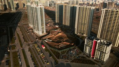 İnşaat alanı. Modern çok katlı binaların yapımı. Mavi gökyüzünün arka planına karşı. Hava fotoğrafçılığı.