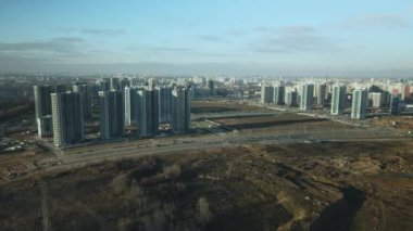 İnşaat alanı. Modern çok katlı binaların yapımı. Mavi gökyüzünün arka planına karşı. Hava fotoğrafçılığı.