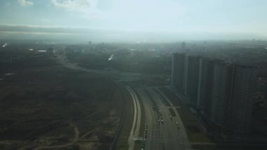 İnşaat alanı. Modern çok katlı binaların yapımı. Mavi gökyüzünün arka planına karşı. Hava fotoğrafçılığı.