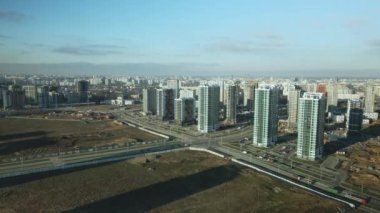 İnşaat alanı. Modern çok katlı binaların yapımı. Mavi gökyüzünün arka planına karşı. Hava fotoğrafçılığı.
