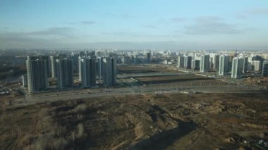 İnşaat alanı. Modern çok katlı binaların yapımı. Mavi gökyüzünün arka planına karşı. Hava fotoğrafçılığı.