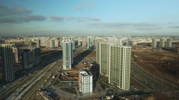 建筑工地建造现代化的多层楼房 在蓝天的背景下 空中摄影 — 图库视频影像