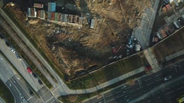 İnşaat alanı. Modern çok katlı binaların yapımı. Mavi gökyüzünün arka planına karşı. Hava fotoğrafçılığı.