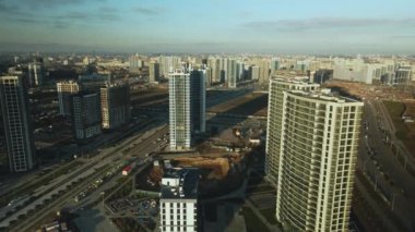 İnşaat alanı. Modern çok katlı binaların yapımı. Mavi gökyüzünün arka planına karşı. Hava fotoğrafçılığı.