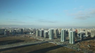 İnşaat alanı. Modern çok katlı binaların yapımı. Mavi gökyüzünün arka planına karşı. Hava fotoğrafçılığı.