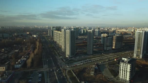 建設現場だ 近代的な複数階建ての建物の建設 青空を背景に 空中写真 — ストック動画