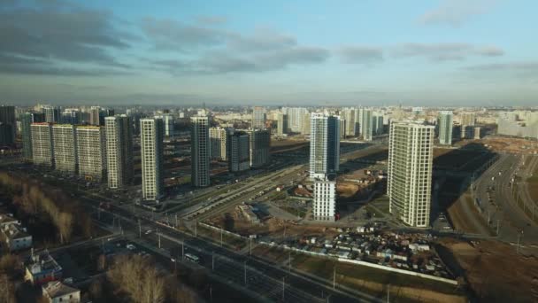 Byggarbetsplats Byggande Moderna Flervåningshus Mot Bakgrund Den Blå Himlen Flygfotografering — Stockvideo